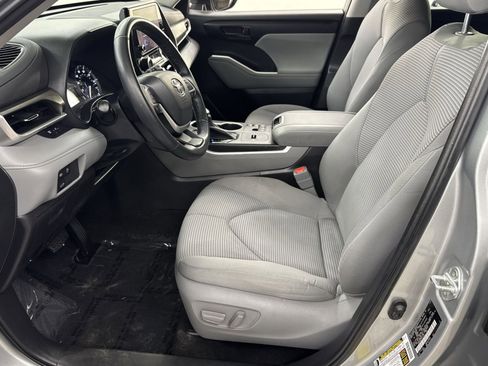Used 2023 Toyota Highlander LE FWD image 2