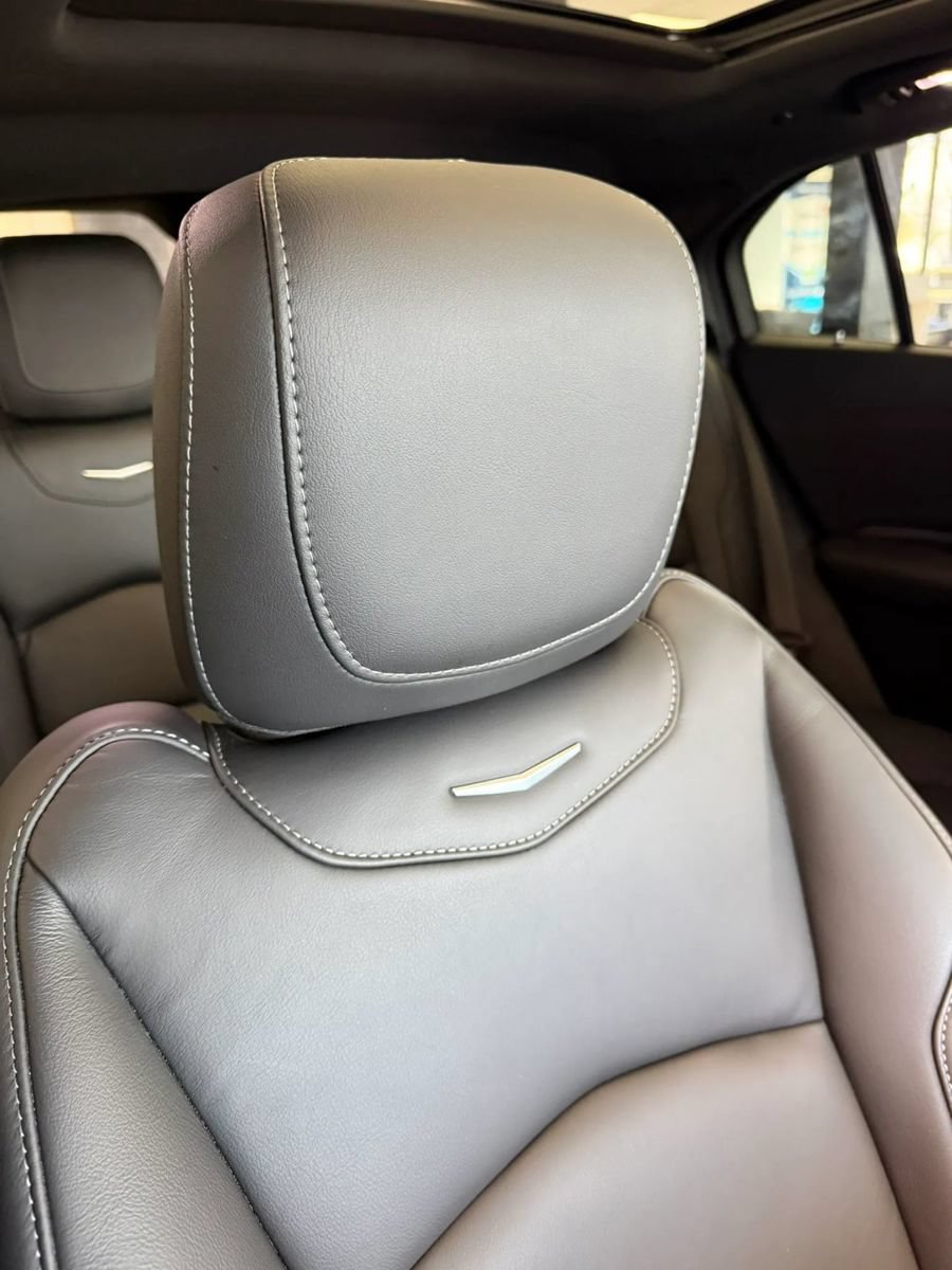 Used 2023 Cadillac XT4 Luxury w/ Cold Weather Package FWD image 18