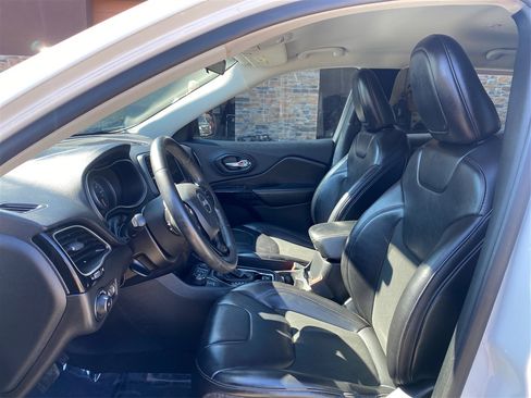 Used 2020 Jeep Cherokee Latitude Plus image 9