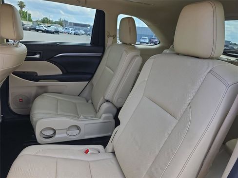 Used 2016 Toyota Highlander Limited FWD image 16