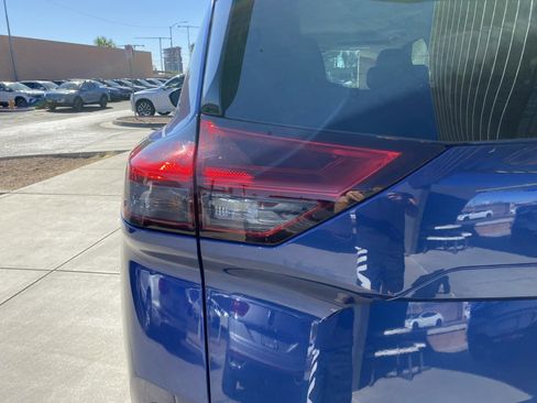 Used 2023 Nissan Rogue SL w/ SL Premium Package image 11