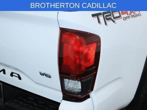 Used 2018 Toyota Tacoma TRD Off-Road w/ Technology Package AWD/4WD image 13