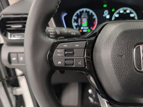 Used 2025 Honda Pilot Touring image 13