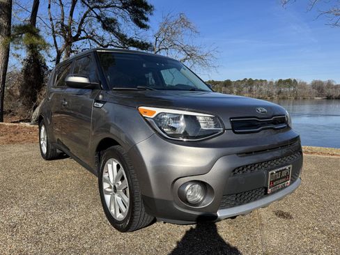 Used 2018 Kia Soul + image 1