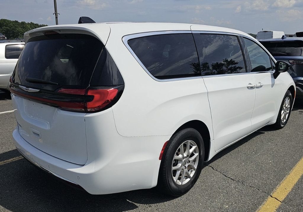 Used 2025 Chrysler Pacifica Select FWD image 2