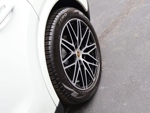 Certified 2024 Porsche Cayenne AWD/4WD image 38