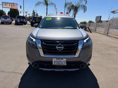 Used 2025 Nissan Pathfinder SL AWD/4WD image 2