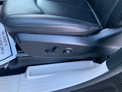 Used 2024 Chrysler Pacifica Touring-L image 17