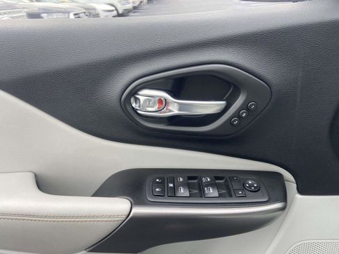 Used 2020 Jeep Cherokee Limited image 19