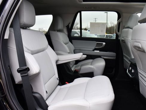 Used 2025 Ford Expedition Platinum image 18