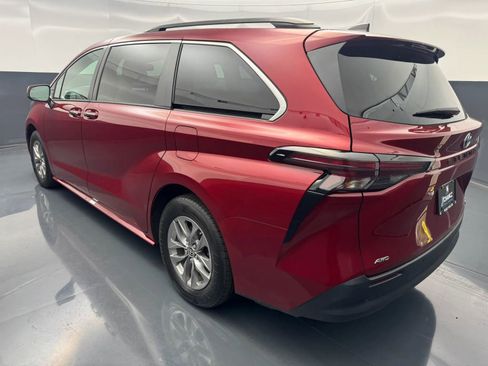 Used 2023 Toyota Sienna XLE image 5
