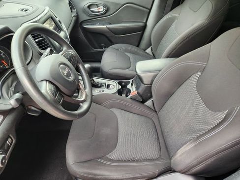 Certified 2019 Jeep Cherokee Latitude w/ Popular Appearance Group AWD/4WD image 13