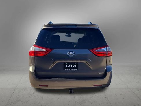 Used 2017 Toyota Sienna XLE image 5