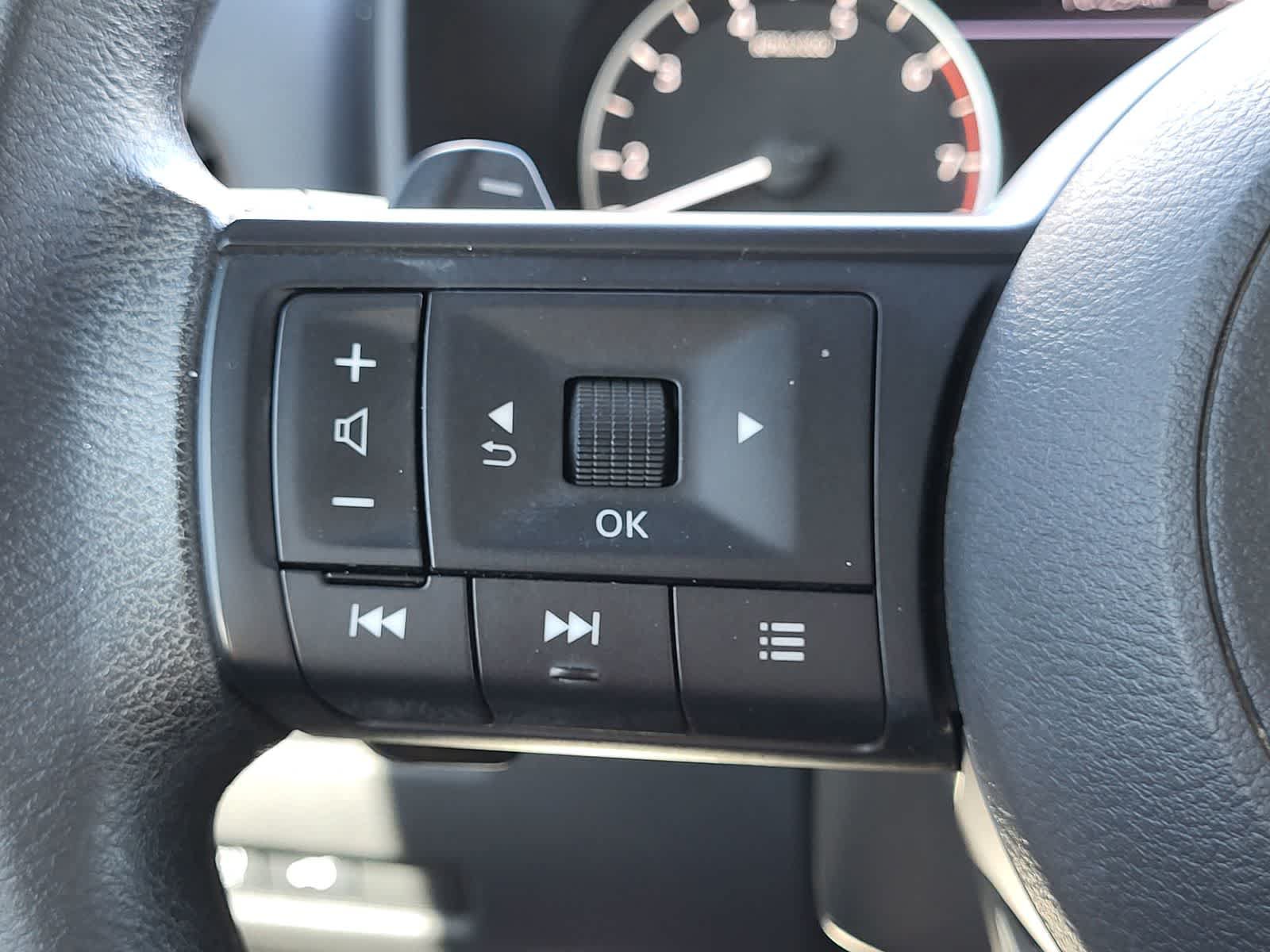 Used 2024 Nissan Rogue SV AWD/4WD image 16