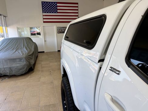 Used 2019 Toyota Tacoma SR5 RWD image 38
