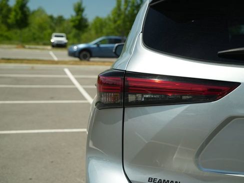 Used 2023 Toyota Highlander LE FWD image 38