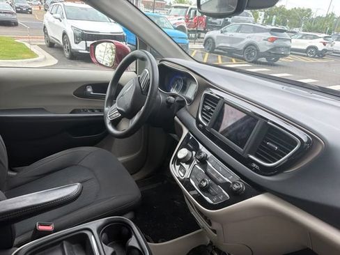 Used 2018 Chrysler Pacifica Touring Plus w/ Tire & Wheel Group FWD image 10