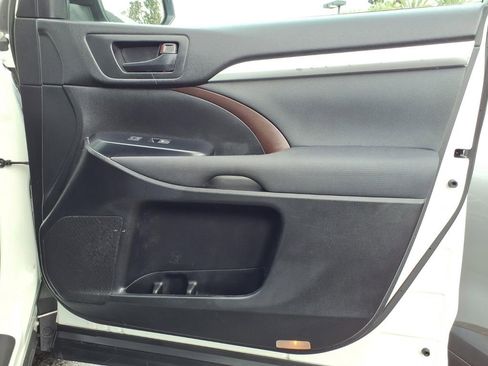 Used 2019 Toyota Highlander LE w/ Carpet Mat Package (TMS) image 23