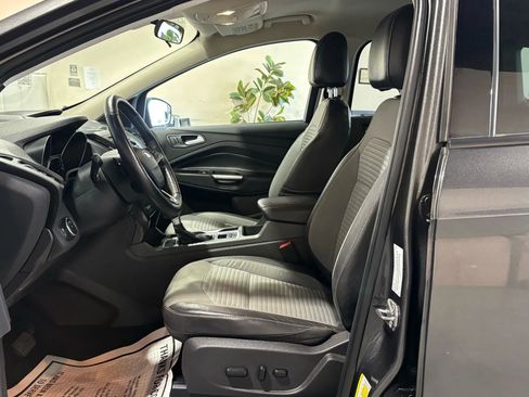 Used 2017 Ford Escape SE w/ SE Sport Appearance Package image 9