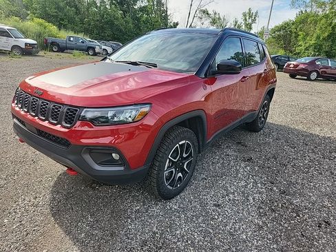 Used 2025 Jeep Compass Trailhawk AWD/4WD image 3