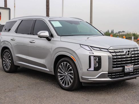 Used 2024 Hyundai Palisade Calligraphy image 3