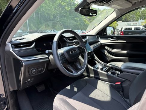 Used 2023 Jeep Grand Cherokee Laredo w/ Luxury Tech Group I AWD/4WD image 16