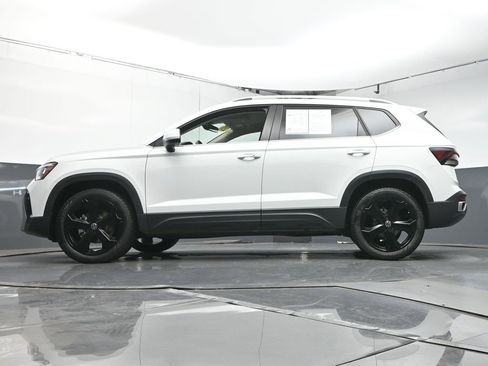 Used 2025 Volkswagen Taos SE image 13