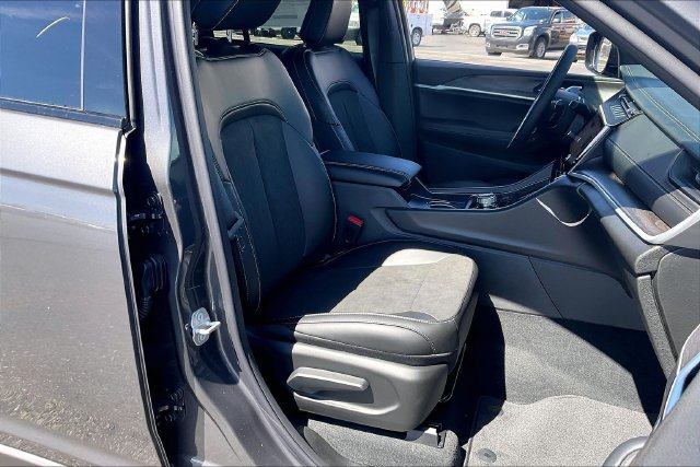New 2026 Jeep Grand Cherokee Altitude AWD/4WD image 31