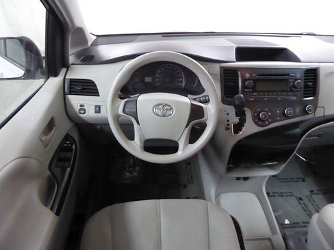 Used 2013 Toyota Sienna L image 8