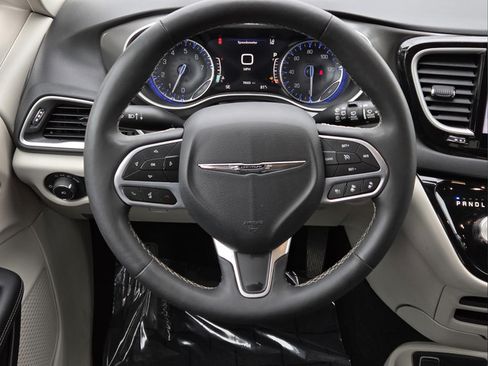 Used 2024 Chrysler Pacifica Touring-L FWD image 15