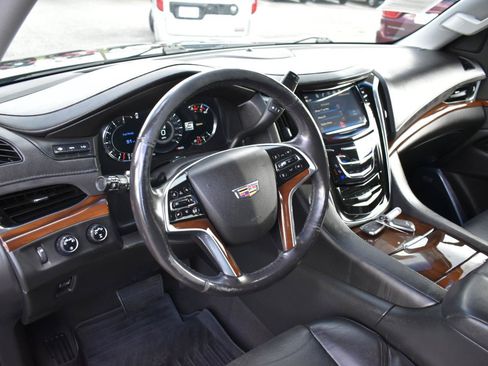 Used 2020 Cadillac Escalade Premium Luxury AWD/4WD image 10