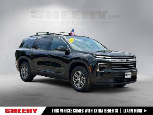 Used 2025 Chevrolet Traverse LT w/ Driver Confidence Package AWD/4WD image 1