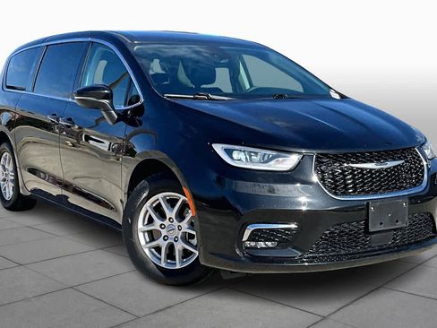 Used 2023 Chrysler Pacifica Touring-L image 3