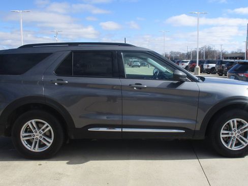 Used 2022 Ford Explorer XLT image 6