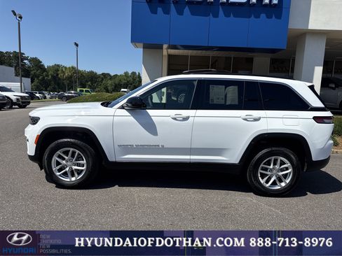 Used 2025 Jeep Grand Cherokee Laredo RWD image 2