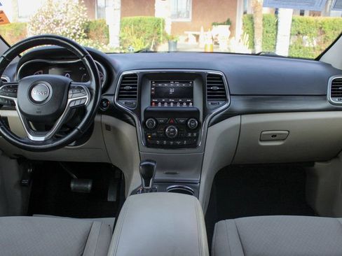Used 2020 Jeep Grand Cherokee Laredo AWD/4WD image 23