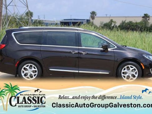 Used 2018 Chrysler Pacifica Touring-L w/ Tire & Wheel Group FWD image 4