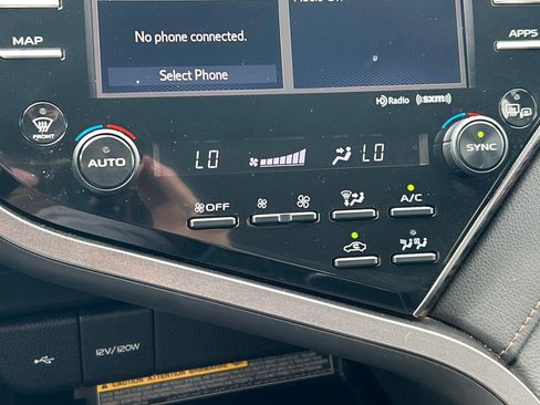 Used 2020 Toyota Camry XLE image 29