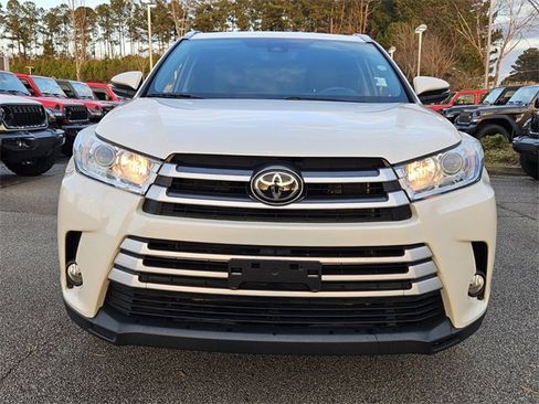 Used 2019 Toyota Highlander XLE image 2