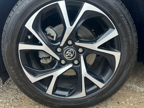 Used 2018 Toyota C-HR image 32