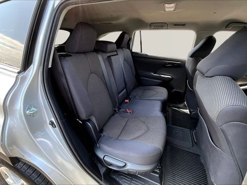 Used 2023 Toyota Highlander LE FWD image 25