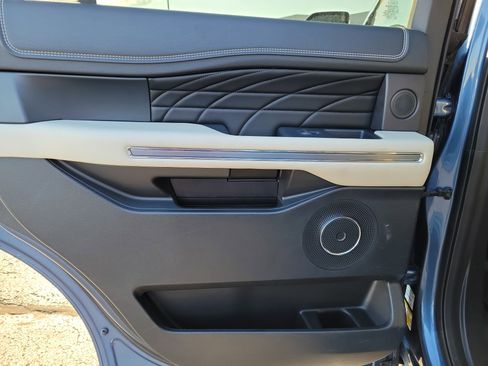 Used 2018 Ford Expedition Platinum image 18