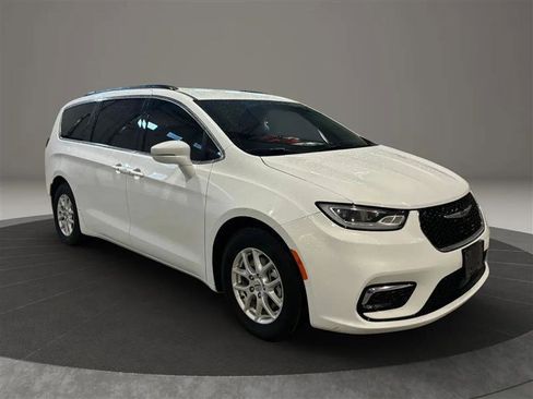 Used 2022 Chrysler Pacifica Touring-L FWD image 6