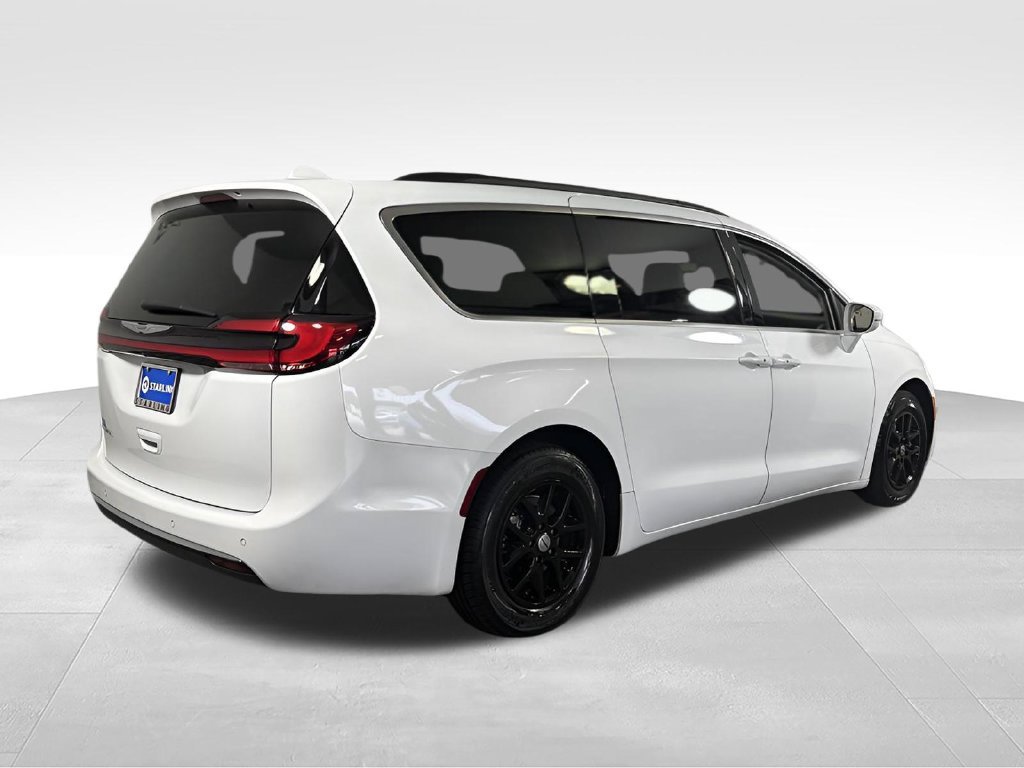 Used 2022 Chrysler Pacifica Touring-L FWD image 10