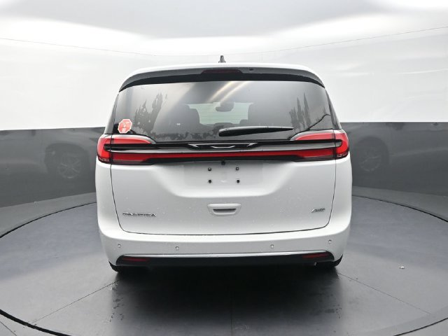 New 2027 Chrysler Pacifica Select AWD/4WD image 7