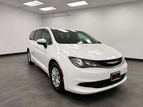 Used 2017 Chrysler Pacifica Touring w/ Tire & Wheel Group FWD image 10