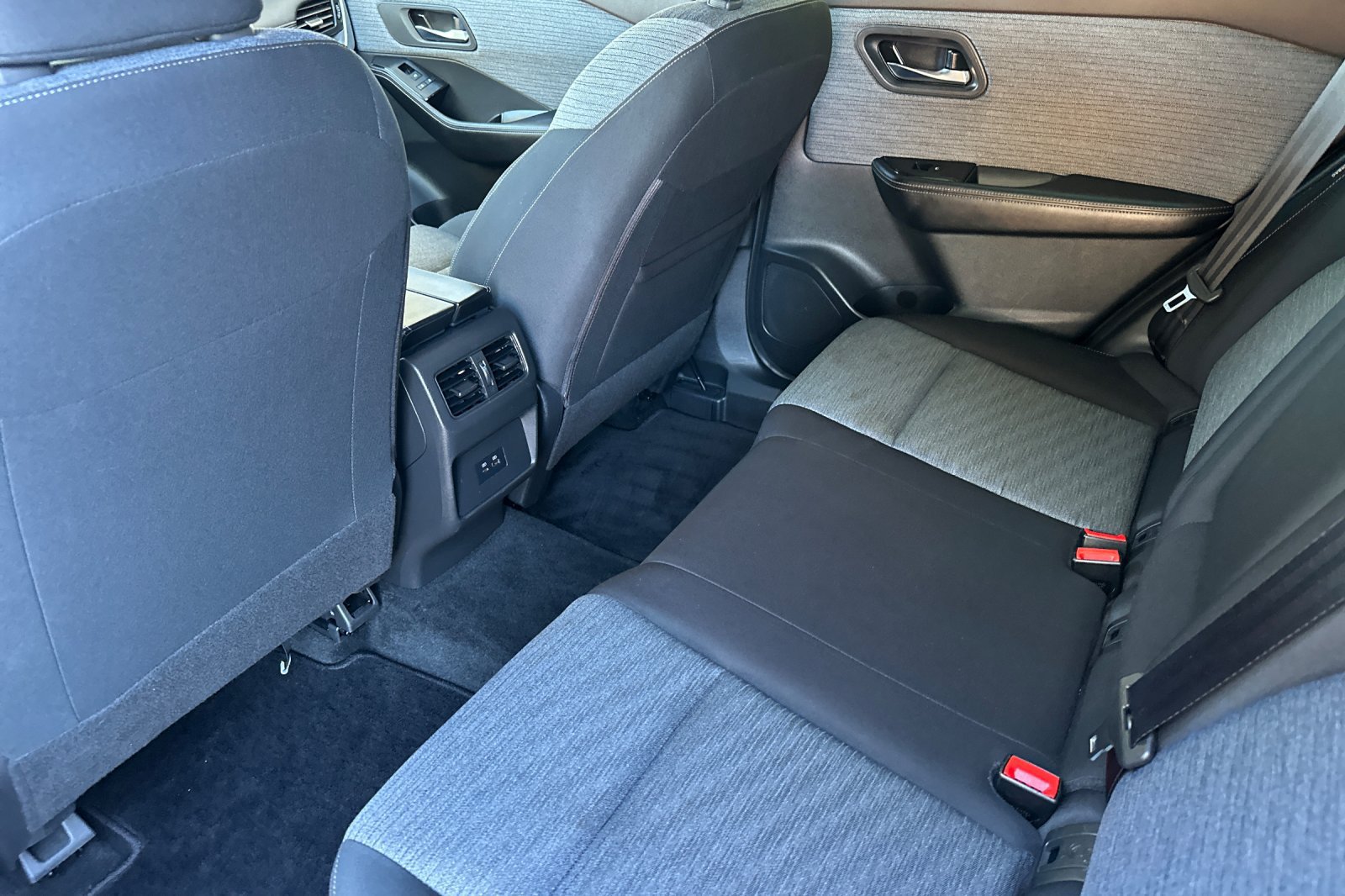 Used 2023 Nissan Rogue SV FWD image 12