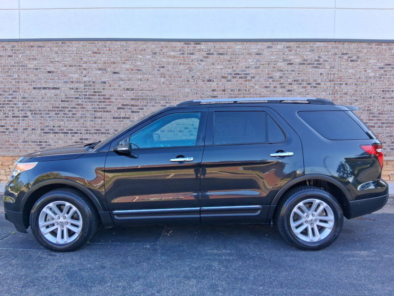 Used 2015 Ford Explorer XLT w/ Equipment Group 202B FWD image 2