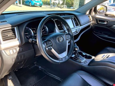 Certified 2019 Toyota Highlander XLE image 17