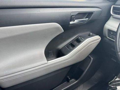 Used 2022 Toyota Highlander XLE image 36